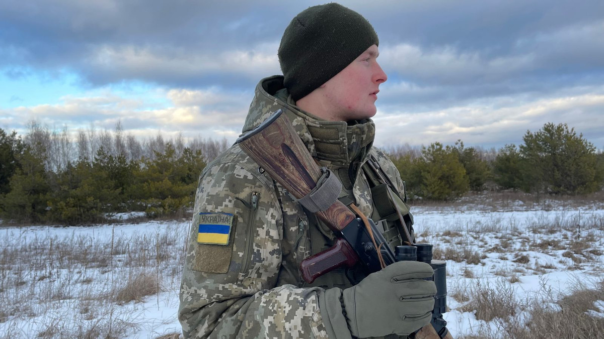 Theo Bộ Quốc phòng Nga, các quân nhân của cả Nga và Ukraine đang cùng nhau tuần tra và bảo đảm an toàn cho nhà máy điện hạt nhân Chernobyl. Khu vực này đã do quân đội Nga tiếp quản, với mục đích đề phòng trước khả năng bị các nhóm dân tộc chủ nghĩa phá hoại.