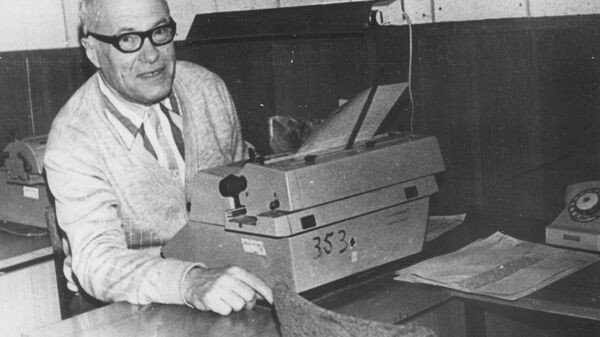 Ông tên là Skrinski Platon Alekxandrovich, sinh năm 1922 tại Ukraine. Sau khi tốt nghiệp trung học hệ 10 năm, ông gia nhập Hồng quân Liên Xô năm 1941. Mùa xuân năm 1942, Trung tướng chỉ huy A.M.Gorodnyakovsky ra lệnh phản công giải phóng Kharkov. Trong trận chiến này, Hồng quân đã chịu tổn thất nặng nề, theo số liệu chính thức có đến gần 250 ngàn sĩ quan và binh lính hy sinh.