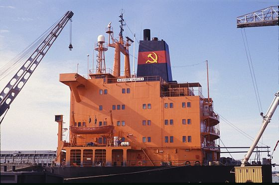 Rồi sau đó, theo chân lính viễn chinh Pháp, Platon sang Đông Dương năm 1946. Trên con tàu Hà Lan chở lính lê dương, khi qua kênh đào Suez, Platon thấy thấp thoáng một chiếc tàu treo cờ Liên Xô mà lòng nghẹn lại...