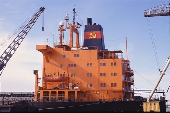 Rồi sau đó, theo chân lính viễn chinh Pháp, Platon sang Đông Dương năm 1946. Trên con tàu Hà Lan chở lính lê dương, khi qua kênh đào Suez, Platon thấy thấp thoáng một chiếc tàu treo cờ Liên Xô mà lòng nghẹn lại...