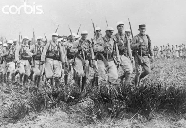 Mùa thu năm đó, chủ nông trại do sợ liên lụy, đã đưa cho Platon một ít tiền và bảo người lính Nga chỉ còn một con đường duy nhất là sung quân vào lính lê dương. Đơn vị lính lê dương "La Legion Etrangere" của Platon đóng quân ở thành phố Oban, cách không xa Marseille, ngay bên bờ Địa Trung Hải.