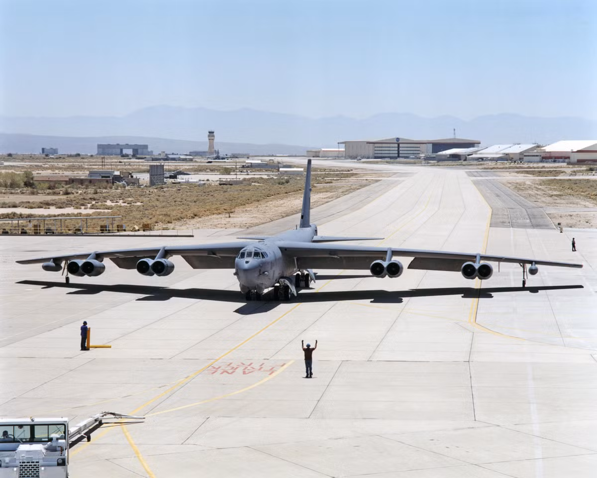 Tuy nhiên, các máy bay ném bom và máy bay chiến đấu tấn công của Nga cũng có khả năng tấn công tầm xa, có khả năng sẽ khiến các sân bay chứa B-52 trở thành mục tiêu ưu tiên trong trường hợp xung đột.