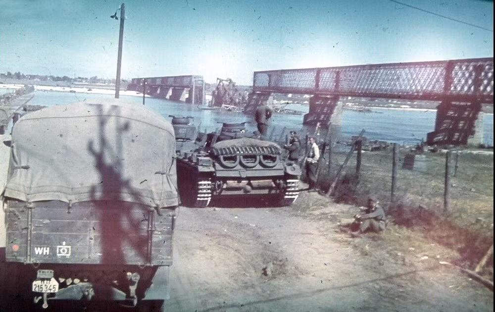 Các cỗ xe tăng Đức nhanh chóng nghiền nát các khẩu pháo phòng không yếu ớt này rồi tiến thẳng đến bờ sông Volga. Các đơn vị trinh sát đầu tiên đến bờ sông vào lúc 5 giờ chiều đã bỏ xe, nhảy xuống sông tắm.