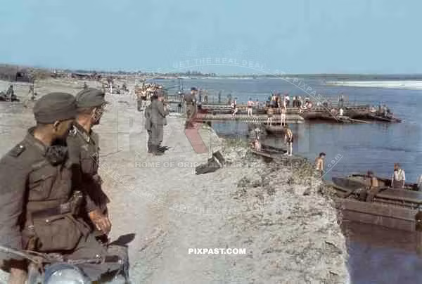 Hồi kí của một sĩ quan Đức viết về khung cảnh khi đó: "Đó là một khung cảnh ấn tượng, bên dưới chúng tôi là một con sông Volga bao la óng ánh màu bạc từ mặt trời. Phía bên kia bờ sông là một đường chân trời vô tận. Chúng tôi đang đứng tại Âu Châu và đang nhìn sang Châu Á" (còn nữa).