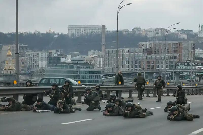 Nhiều chuyên gia quân sự không thể hiểu quân đội Ukraine đang làm gì, cũng không ra quân đánh chặn quân Nga, cũng không đột phá và di tản, mà chỉ cần bám vào các khu vực thành thị để chiến đấu.