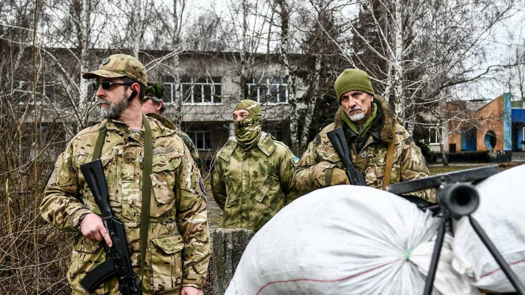 Hơn nữa, ở miền tây và miền trung Ukraine, cũng không có đơn vị quân đội Ukraine nào ở những khu vực đó di tản và họ đều sử dụng chiến thuật tương tự để bảo vệ thành phố. Nhiều nhà phân tích cho rằng đây là một kế hoạch tác chiến đã được triển khai từ trước và quân đội Ukraine hoàn toàn không có ý tưởng đột phá và rút lui.