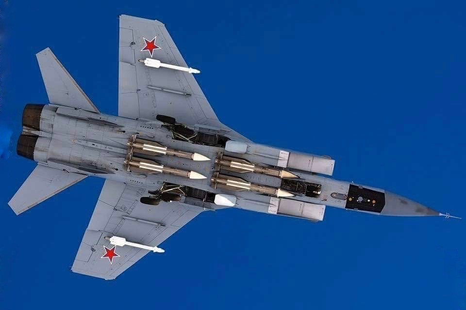 Vũ khí của MiG-31 là 4 tên lửa tầm xa R-33 với tầm bắn 200km, 2 tên lửa tầm trung R-40 với tầm bắn 60km, 4 tên lửa tầm ngắn R-60 với tầm bắn 8km, và một khẩu pháo quay 23mm GSh-6-23M. MiG-31 nâng cấp cũng có thể mang 6 tên lửa tầm xa R-37 với tầm bắn tối đa 300 km và có tốc độ tối đa Mach 6.