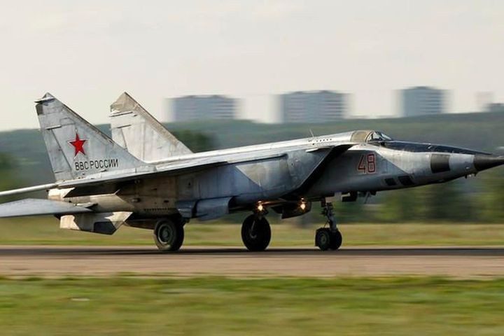 Mikoyan MiG-31, được NATO định danh là Foxhound, đây là một máy bay tiêm kích đánh chặn siêu âm được phát triển để thay thế cho MiG-25 Foxbat, do Mikoyan thiết kế, dựa trên nền tảng công nghệ của MiG-25, được đưa vào hoạt động từ năm 1981.
