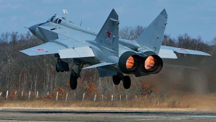 Trước khi Liên Xô tan rã, MiG-31 là một mẫu máy bay đánh chặn chiến lược trên chiến trường của Liên Xô. MiG-31 có chiều dài 21,62m, trọng lượng cất cánh tối đa 46,2 tấn, tương đương trọng lượng của xe tăng T-90A.