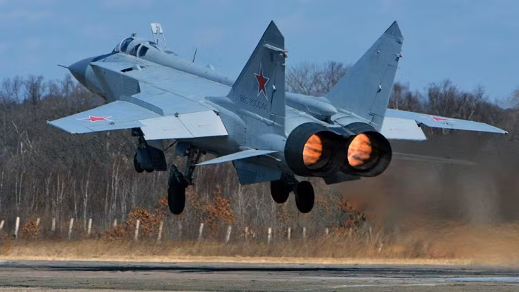 Trước khi Liên Xô tan rã, MiG-31 là một mẫu máy bay đánh chặn chiến lược trên chiến trường của Liên Xô. MiG-31 có chiều dài 21,62m, trọng lượng cất cánh tối đa 46,2 tấn, tương đương trọng lượng của xe tăng T-90A.