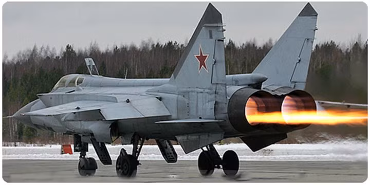 Trọng lượng nặng là do thân máy bay được gia cố chắc chắn để có thể chịu được tốc độ cực lớn khi bay mà không làm rách thân máy bay, nhiều bộ phận trên MiG-31 còn được gia cố bằng thép và titan.