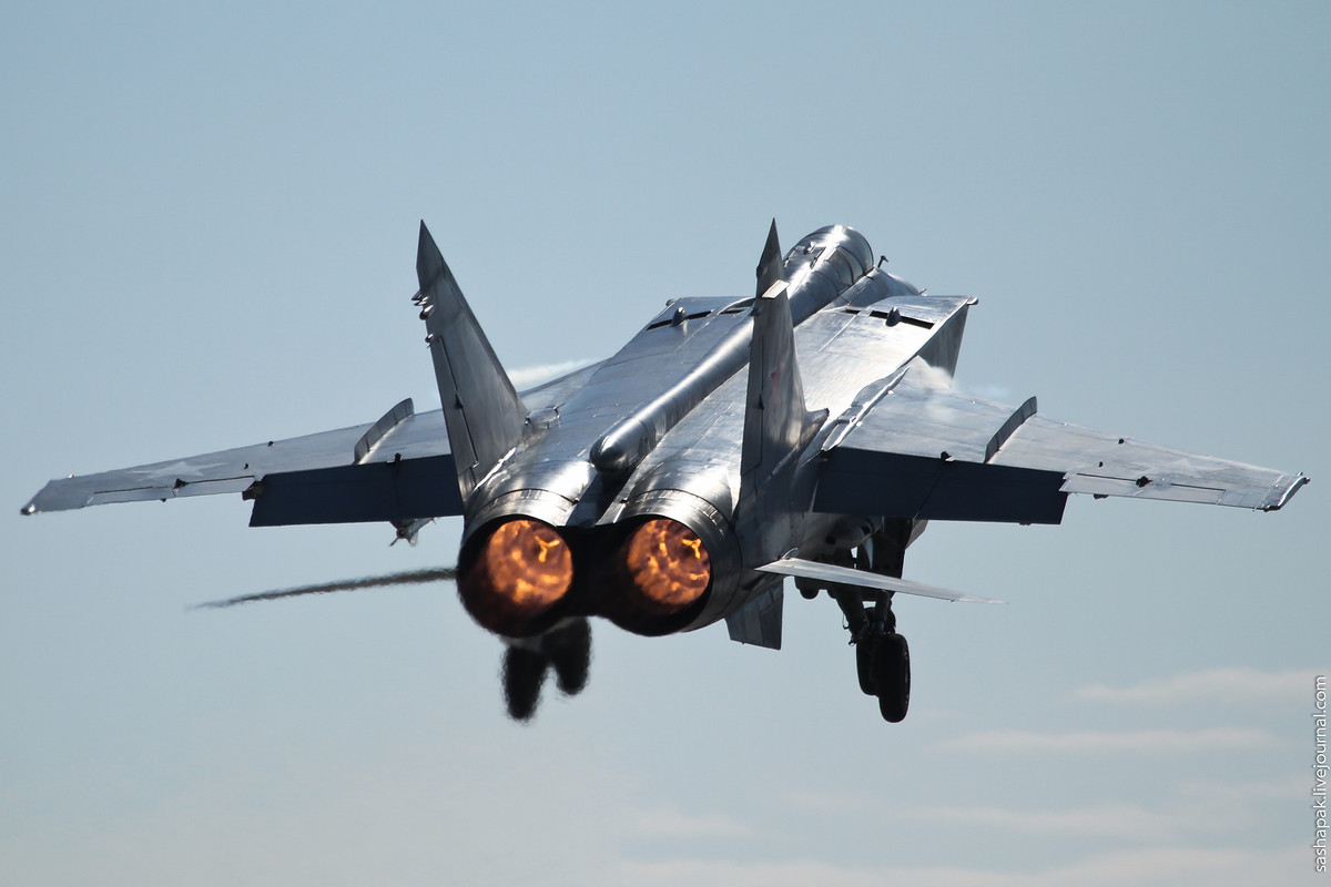 Tạp chí quân sự Mỹ đánh giá, hiện nay MiG-31 không chỉ là tiêm kích đánh chặn hạng nặng lớn nhất với trọng lượng cất cánh tối đa hơn 46 tấn, nó cũng là máy bay chiến đấu hiện đại nhanh nhất trên thế giới.