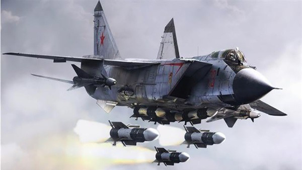 Có thể nói, bầu trời nước Nga đang được MiG-31 bảo vệ. Nó có thể đánh chặn bất kỳ mục tiêu nào, từ tên lửa hành trình đến vệ tinh, trong mọi điều kiện thời tiết, cả ngày lẫn đêm và ở bất kỳ tốc độ nào.