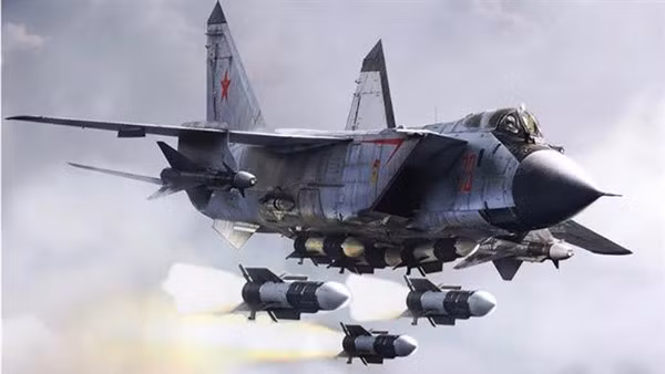 Có thể nói, bầu trời nước Nga đang được MiG-31 bảo vệ. Nó có thể đánh chặn bất kỳ mục tiêu nào, từ tên lửa hành trình đến vệ tinh, trong mọi điều kiện thời tiết, cả ngày lẫn đêm và ở bất kỳ tốc độ nào.
