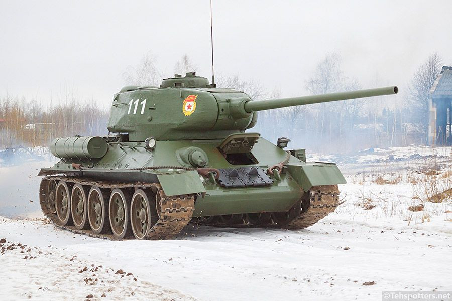 Nói chung, khả năng vượt qua địa hình khắc nghiệt đã được cải thiện rất nhiều kể từ những ngày của Chiến tranh thế giới thứ hai. Nơi mà xe tăng Liên Xô có lợi thế rõ ràng so với xe tăng Đức vào mùa đông năm 1941 nhờ đường ray rộng.