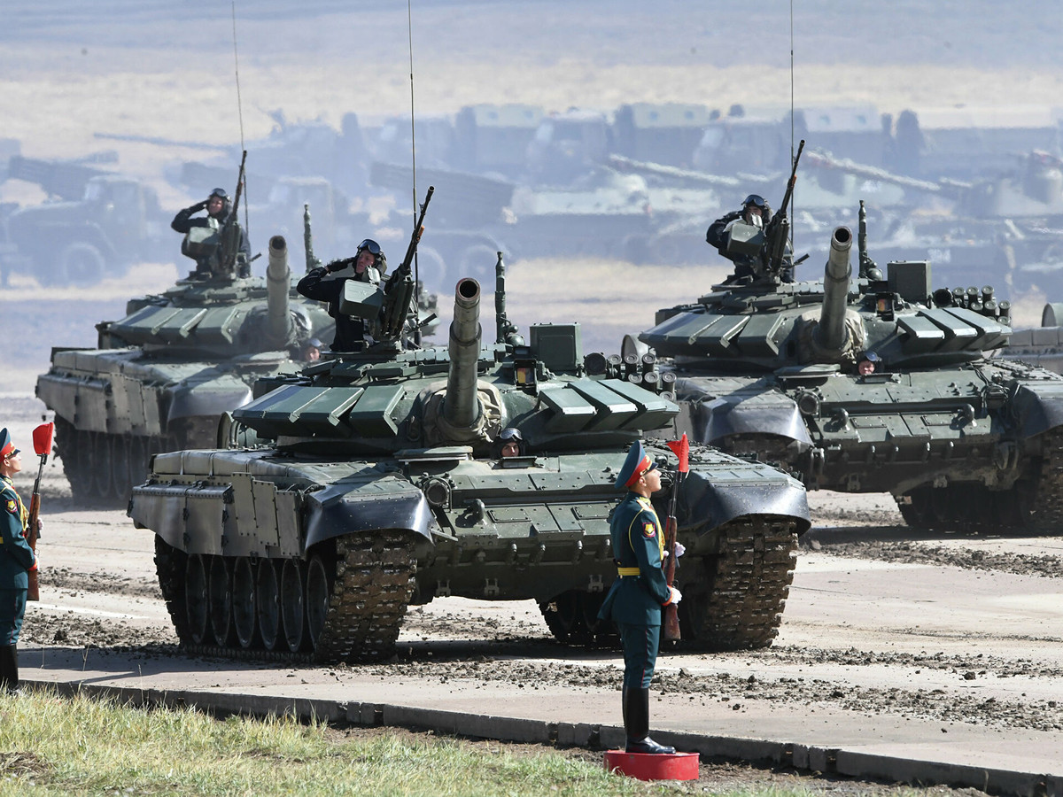 Tuy nhiên, xương sống của lực lượng xe tăng Nga là các loại xe được trang bị động cơ diesel, xe tăng chủ lực T-72B3 với khoảng 1.000 chiếc trong biên chế và dòng T-90 bao gồm cả T-90M hiện đại. Điều đáng chú ý là các nước NATO không có bất kỳ loại xe tăng đặc biệt nào như vậy cho môi trường mùa đông, họ chỉ dựa vào các quy trình bảo dưỡng mùa đông cụ thể cho các thiết bị tiêu chuẩn (còn nữa) Nguồn ảnh: Pinterest.