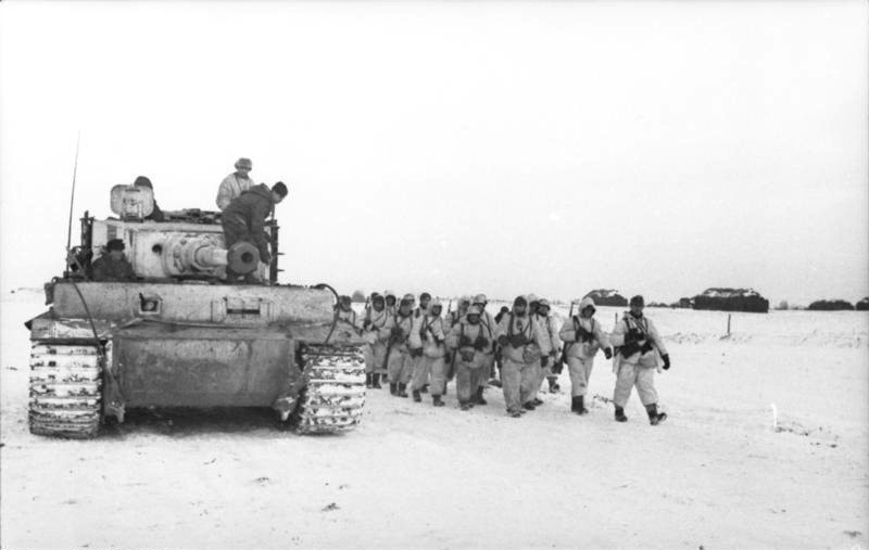 Điều này có thể được khắc phục bằng cách sử dụng bộ kéo dài đường ray để tăng độ bám của xe. Điều tương tự cũng xảy ra đối với các bề mặt địa hình như tuyết hoặc cát làm mất độ bám đường gây ra các vấn đề lớn đối với xe tăng bánh xích mà không thể dễ dàng sửa chữa.