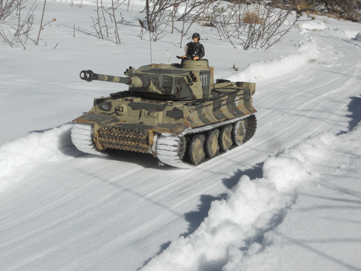 Khi nói đến vùng nước đóng băng, việc cố gắng đi qua một vùng nước bằng xe bọc thép yêu cầu lớp băng phải dày ít nhất 40cm đối với xe 16 tấn và cứ mỗi tấn trọng lượng tăng thêm thì độ dày của băng cũng cần thêm một inch (2,54cm).