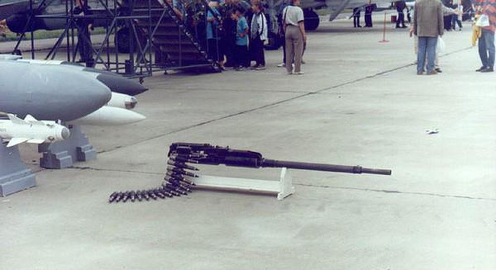 Su-37 được trang bị pháo 30mm GSh-30-1 bên trong với 150 viên đạn. Nó có 12 điểm cứng, bao gồm 2 đường ray ở đầu cánh và 10 trạm ở cánh và thân với sức chứa 8 tấn (17.630 lb) bom đạn.