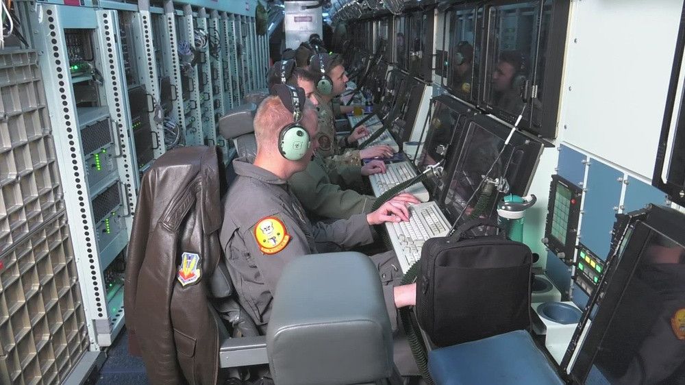 Boeing RC-135V/W là một máy bay trinh sát điện tử, được trang bị nhiều ăng-ten khác nhau. Một tính năng đặc biệt của máy bay là phần mũi kéo dài hơn hai mét, là nơi chứa thiết bị liên lạc và trinh sát AN/AMQ-15. Phi hành đoàn của máy bay gồm 3-4 người, ngoài ra có tới 12-16 người vận hành hệ thống trinh sát làm việc trên máy bay.