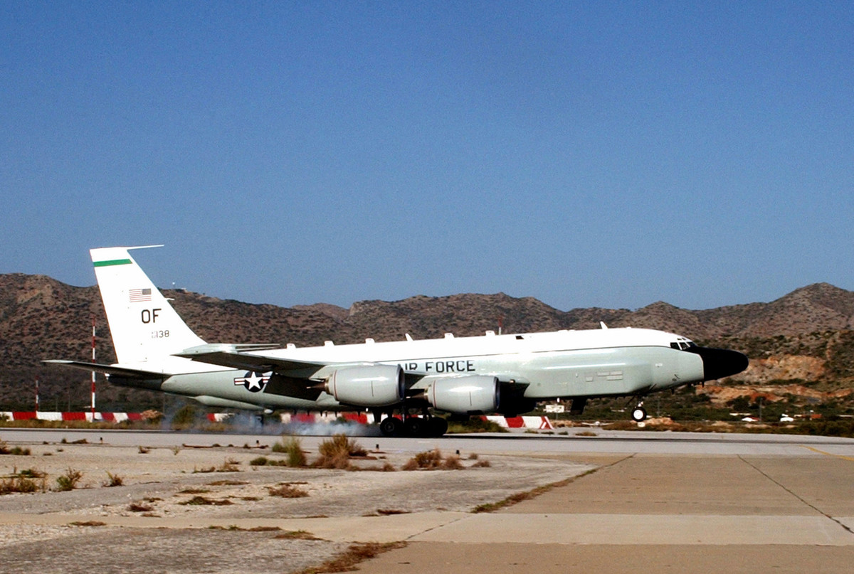 Chiếc Boeing RC-135V bay qua Ukraine và Biển Đen, cất cánh từ các căn cứ không quân ở Đức và đảo Crete. Không giống như máy bay không người lái RQ-4 Global Hawk, có kích thước tương đương với máy bay chiến đấu, máy bay trinh sát Boeing RC-135V, có nguồn gốc từ máy bay vận tải, là loại máy bay lớn. Trọng lượng cất cánh của các trinh sát này có thể vượt quá 146 tấn.
