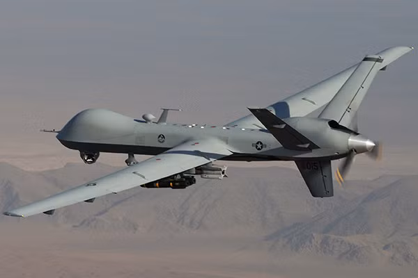 Máy bay Global Hawk có khả năng bay ấn tượng, máy bay có thể ở trên bầu trời hơn 30 giờ, thực hiện các chuyến bay ở chế độ hoàn toàn tự động. Độ cao tiêu chuẩn của máy bay không người lái là 16-18 km, mang lại tầm nhìn tuyệt vời cho thiết bị trinh sát UAV. Phạm vi bay của phiên bản cải tiến RQ-4B là 22.780 km.