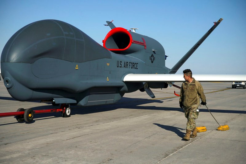 Ngày nay, RQ-4 Global Hawk là máy bay không người lái sản xuất lớn nhất trên thế giới, có kích thước tương đương với máy bay có người lái. Sải cánh của RQ-4 là 39,9 mét, trọng lượng cất cánh lên tới 14 tấn.