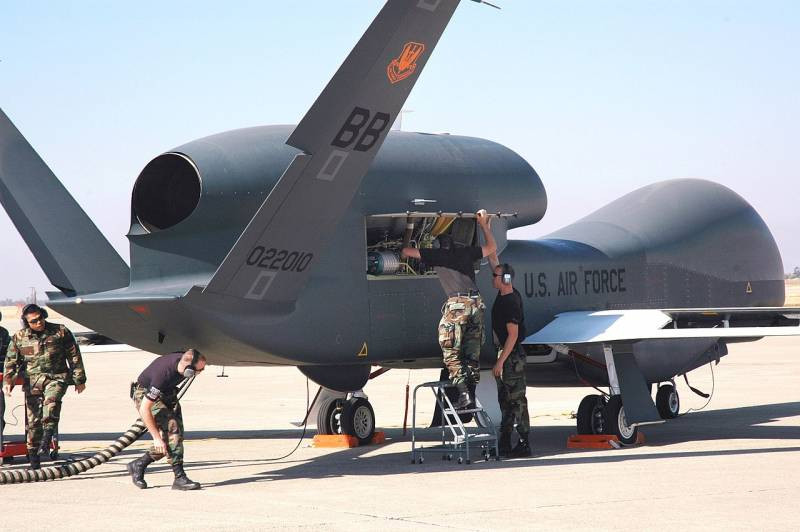 Chuyến bay đầu tiên của nguyên mẫu RQ-4 Global Hawk diễn ra vào ngày 28/2/1998 và việc sản xuất hàng loạt máy bay không người lái bắt đầu vào nửa đầu những năm 2000. Lực lượng Không quân và Hải quân Mỹ hiện đang vận hành hàng chục máy bay như vậy trong các phiên bản cải tiến RQ-4A và RQ-4B, chúng đã trải qua nhiều giai đoạn hiện đại hóa khác nhau.