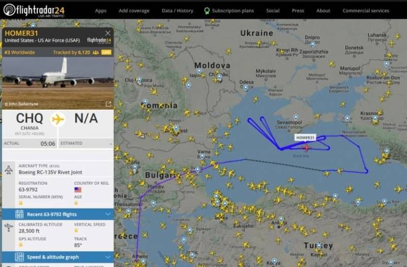 Cùng lúc đó, một trong những máy bay trinh sát chiến lược lâu đời nhất của Mỹ Boeing RC-135V cũng đã thực hiện các chuyến bay do thám ở Biển Đen dọc theo bờ biển Crimea và bờ biển của vùng lãnh thổ Krasnodar. Rõ ràng là các máy bay của Mỹ đang theo dõi các cuộc tập trận quy mô lớn của Hải quân Nga.