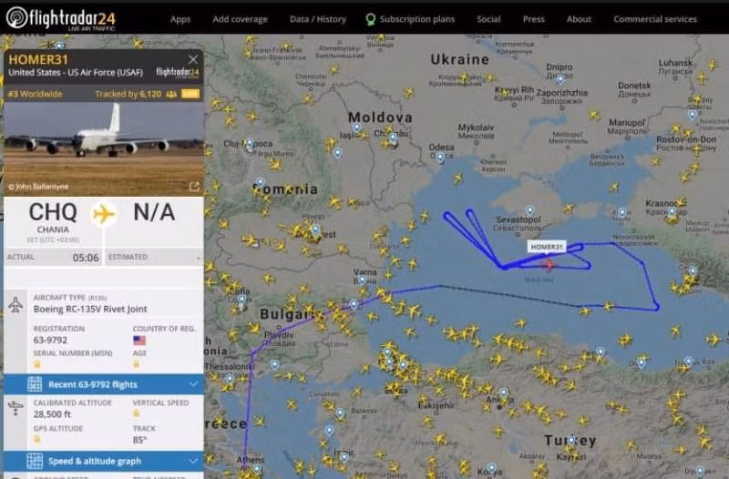 Cùng lúc đó, một trong những máy bay trinh sát chiến lược lâu đời nhất của Mỹ Boeing RC-135V cũng đã thực hiện các chuyến bay do thám ở Biển Đen dọc theo bờ biển Crimea và bờ biển của vùng lãnh thổ Krasnodar. Rõ ràng là các máy bay của Mỹ đang theo dõi các cuộc tập trận quy mô lớn của Hải quân Nga.