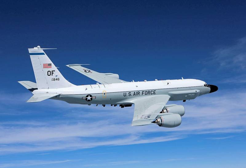 Máy bay trinh sát chiến lược Boeing RC-135V là một thiết bị cũ của hàng không quân sự Mỹ. Chiếc máy bay đầu tiên của dự án này đã được đưa vào hoạt động từ năm 1961, lần đầu ra mắt quân đội của nó là trong cuộc chiến tranh tại Việt Nam.