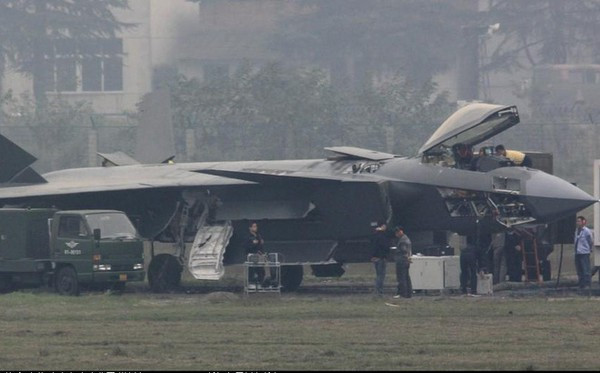 Máy bay J-20 do Tập đoàn Công nghiệp Máy bay Thành Đô (CAIG) phát triển và sản xuất, có chiều dài 20,3-20,5 mét, cao 4,45 mét và sải cánh 12,88-13,50 mét. Trọng lượng cất cánh tối đa 34.000-37.000 kg. Tầm hoạt động của máy bay J-20 là khoảng 1.200 km, có thể tăng lên đến 2.700 km với thùng nhiên liệu bên ngoài.