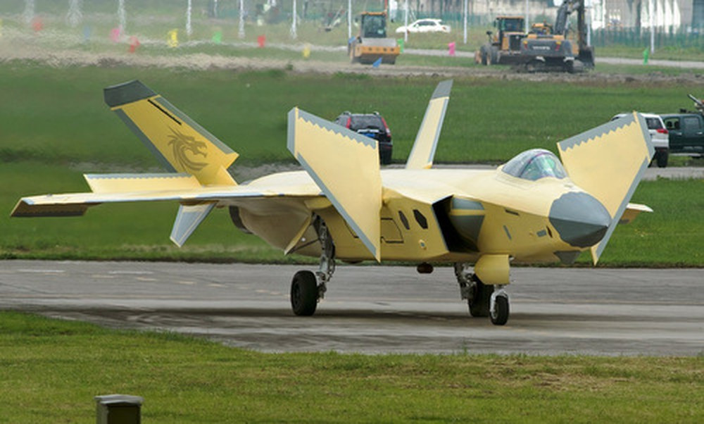 Lực lượng không quân Quân đội Giải phóng Nhân dân Trung Quốc (PLAAF) đã triển khai máy bay chiến đấu mới nhất Chengdu J-20 vào tháng 2/2018, với tuyên bố rằng J-20 có khả năng tàng hình và là máy bay chiến đấu tiên tiến nhất ở châu Á. 