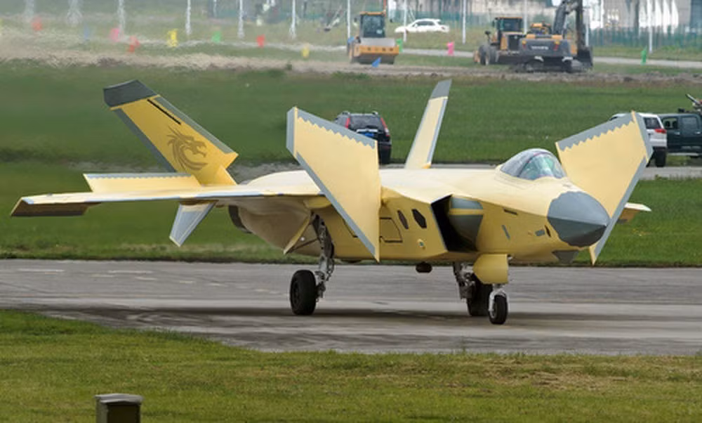 Lực lượng không quân Quân đội Giải phóng Nhân dân Trung Quốc (PLAAF) đã triển khai máy bay chiến đấu mới nhất Chengdu J-20 vào tháng 2/2018, với tuyên bố rằng J-20 có khả năng tàng hình và là máy bay chiến đấu tiên tiến nhất ở châu Á. 