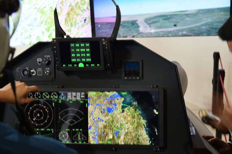 Buồng lái J-20 có hai màn hình tinh thể lỏng (LCD) và một màn hình hiển thị hướng lên trên (HUD). J-20 có thể được vận hành thông qua hệ thống van tiết lưu và cần gạt truyền thống (HOTAS). Nguồn ảnh: Aircraft.