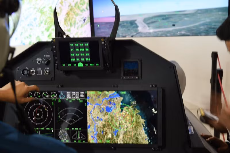 Buồng lái J-20 có hai màn hình tinh thể lỏng (LCD) và một màn hình hiển thị hướng lên trên (HUD). J-20 có thể được vận hành thông qua hệ thống van tiết lưu và cần gạt truyền thống (HOTAS). Nguồn ảnh: Aircraft.