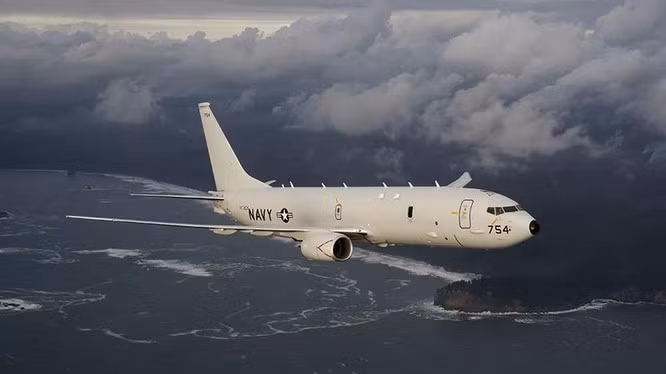 Vào thời điểm đó, máy bay tình báo “Poseidon” của Mỹ đã bay gần Đài Loan và rõ ràng hành động của Mỹ đã khiến quân đội Trung Quốc phải nâng cao cảnh giác, do đó Trung Quốc đã cử một máy bay chiến đấu J-20 đến theo dõi máy bay Mỹ.