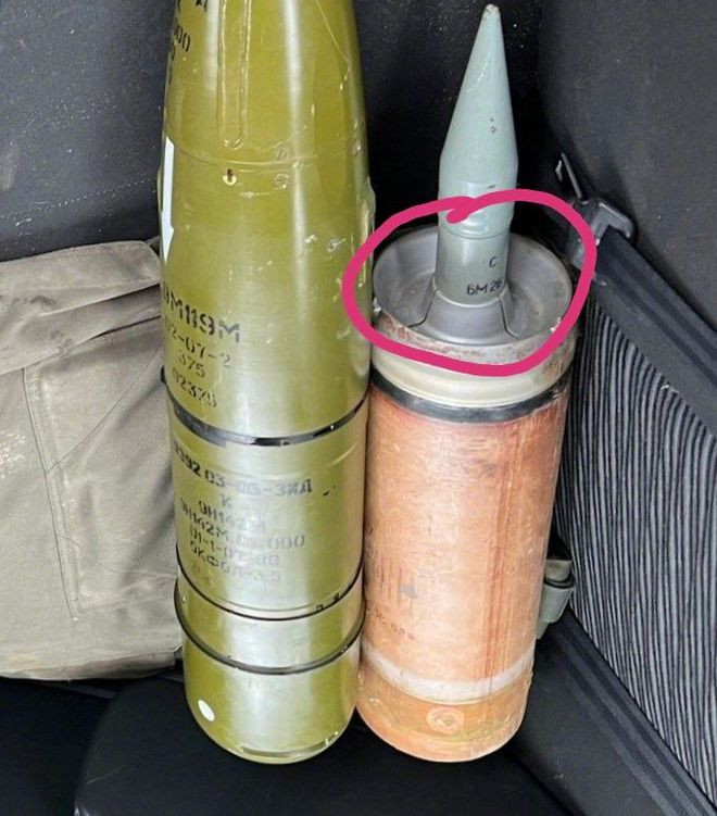 Trong khi đó một người dân khác lại nhặt được hai quả đạn pháo, một quả là đạn pháo dẫn đường bằng tia laze 9M119M, thực sự là món đồ xa sỉ vì từ những năm 1990, giá của quả đạn này đã là 38.000 USD, hiện nay ước tính lên tới hơn 50.000 USD.