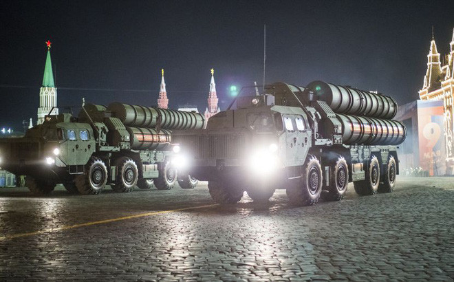 S-400 Triumf có tên mã định danh của NATO là SA-21 Growler, đây là hệ thống tên lửa phòng không di động chiến lược tầm cao chống khí cụ bay do phòng thiết kế tên lửa NPO Almaz thiết kế.