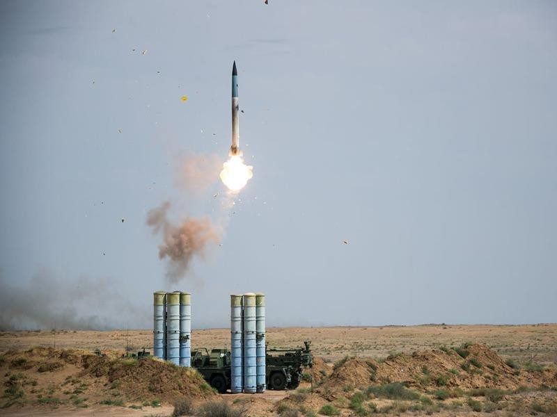 Hệ thống do Nga chế tạo cũng có khả năng phòng thủ chống lại một cuộc tấn công bằng máy bay không người lái UAV, UCAV. S-400 luôn được giới phân tích xếp vào hàng những hệ thống phòng không mạnh nhất thế giới. Thậm chí, nhà báo người Đức Gernot Kramper từng ví hệ thống này là “cơn ác mộng” đối với NATO và Mỹ. Nguồn ảnh: Foxt.