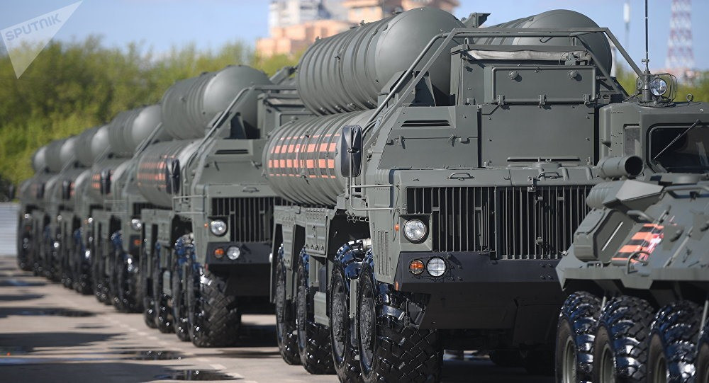 Trong quá trình phát triển, S-400 Triumf được gọi bằng tên định danh là S-300PMU3, về sau đổi thành S-400 vì cái tên này mang hàm ý quảng bá nhiều hơn. Sự khác biệt giữa S-400 với các phiên bản S-300 trước chủ yếu là những cải tiến sâu hơn về các thiết bị điện tử cùng với việc triển khai thêm bốn loại tên lửa mới cho hệ thống.