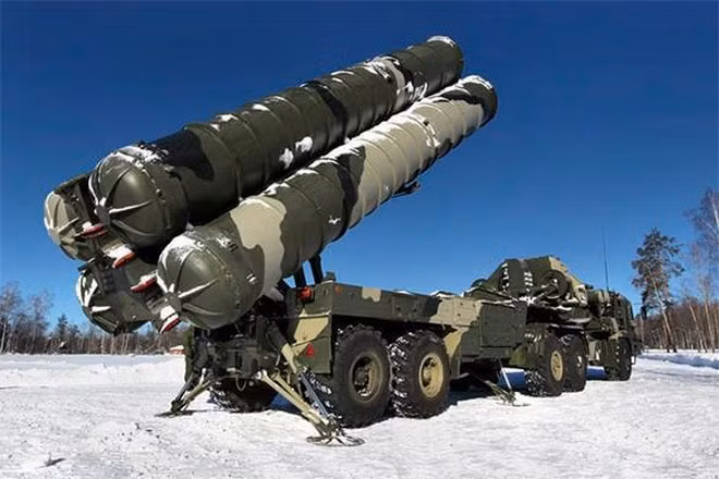 S-400 có thể tiêu diệt khí cụ bay của đối phương trong khoảng cách tới 400 km và tên lửa đạn đạo ở khoảng cách 60 km. So với hệ thống đối thủ MIM-104 Patriot PAC-3 của Mỹ, S-400 vượt trội về mọi thông số.