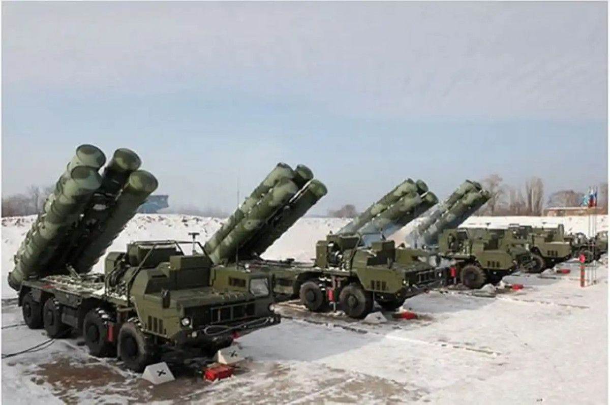 S-400 có nhiều khả năng hơn S-300. Nó có thể phát hiện mục tiêu cách xa 600 km và cao 40–50 km, có thể theo dõi đồng thời 300 mục tiêu. Gọi là hệ thống tên lửa tầm cao nhưng thực sự S-400 là một tổ hợp tên lửa đa tầm.