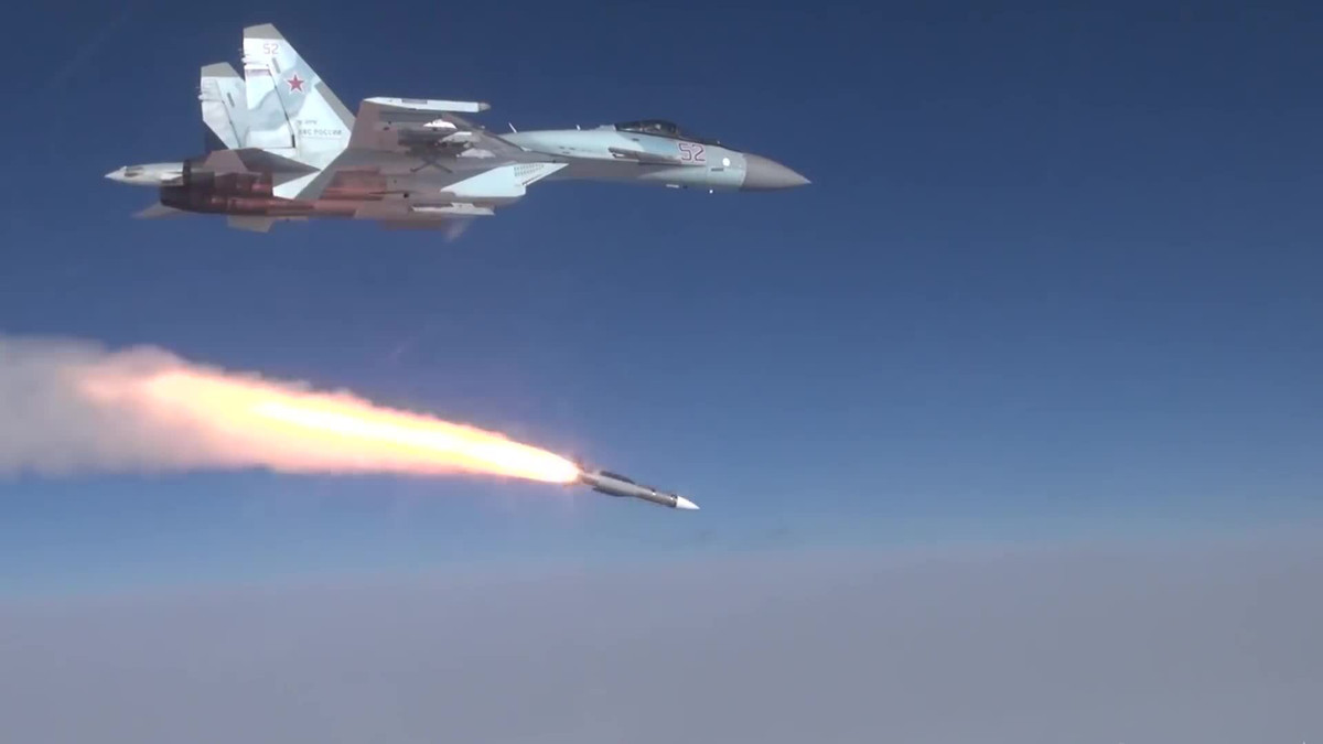 Xét về hiệu suất khí động học, yếu tố quan trọng hầu như bị bỏ qua bởi các nhà thiết kế phương Tây chính là chuyển động của máy bay khi phóng tên lửa. Một tiêm kích siêu âm như Su-35 bay ở tốc độ Mach 1,5 trên độ cao 13 km sẽ giúp tăng tầm bắn của R-27 hoặc R-77 lên đến hơn 30%.