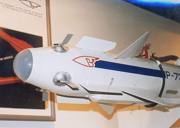 Có những tuyên bố rằng các biến thể gần đây của Nga sử dụng sản phẩm do Cục Thiết kế Trung ương Arsenal chế tạo, đó là Mayak/MK-80M phát triển cho tên lửa R-73. Loại đạn này còn được cải tiến với đầu dò có khả năng nhận dạng 2 luồng nhiệt khác nhau, giúp chống lại pháo sáng mồi bẫy, những cải tiến này khiến nó có xác suất diệt mục tiêu cực lớn.