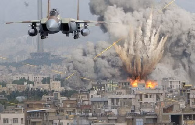 Israel đã thực hiện hàng trăm cuộc không kích ở Syria trong thập kỷ qua, nhưng hiếm khi công khai bình luận về chúng. Tuy nhiên, Israel cho biết họ đã nhắm mục tiêu vào các căn cứ của lực lượng do Iran hậu thuẫn và các lô hàng vũ khí được giao cho lực lượng ủy nhiệm của Iran, lực lượng dân quân người Shiite của Li-băng Hezbollah. 