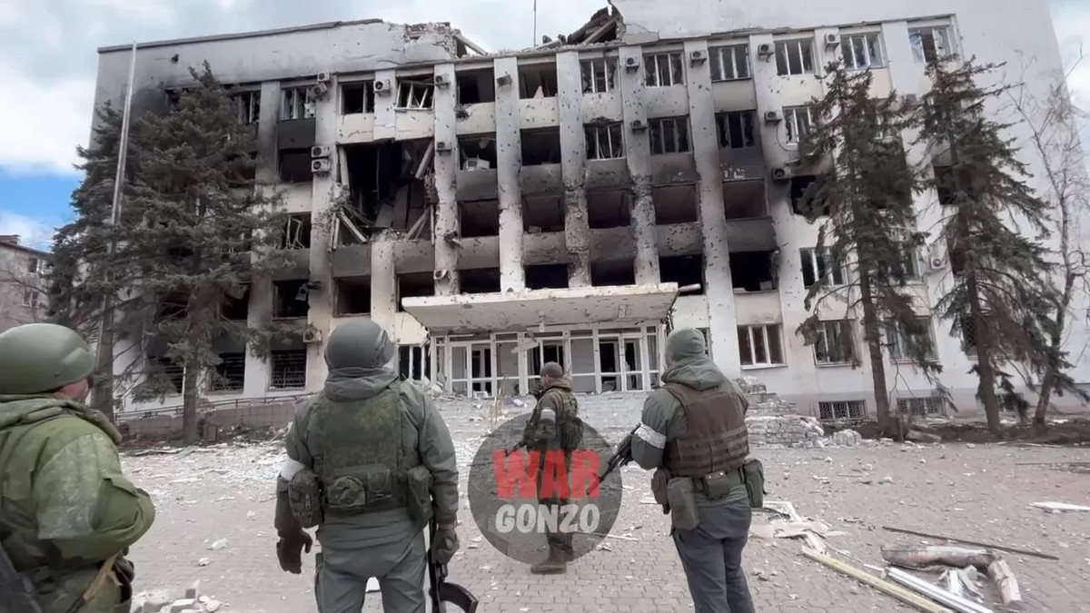 Tuy nhiên, chiến đấu đường phố trong chiến tranh lại hoàn toàn khác, mức độ hỏa lực và số lượng chiến binh không giống nhau. Khi quân đội chiến đấu trên đường phố, họ bị bắn phá bằng vũ khí hạng nặng, chỉ khi đối phương bị tiêu diệt hoàn toàn, quân đội mới cử bộ binh tiến hành khám xét từng phòng.