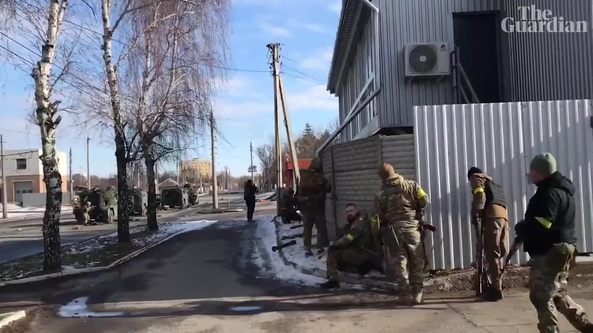 Ở Kharkov, tình hình tồi tệ hơn. Chính quyền thành phố từ chối đàm phán mở hành lang nhân đạo. Các đơn vị của những tiểu đoàn chủ nghĩa dân tộc cực đoan ngăn chặn, bắt giữ và bắn vào xe ô tô của những công dân cố gắng rời khỏi thành phố.