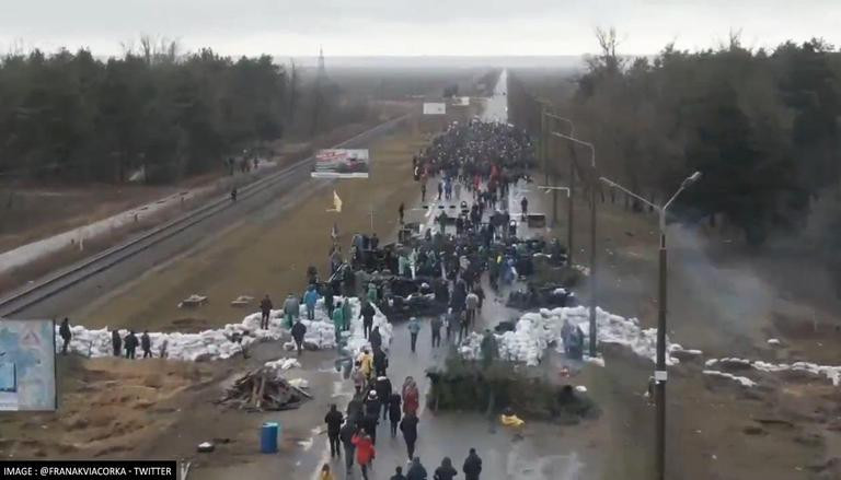 Kiev trước đó kêu gọi dân thường tích cực chống lại quân đội Nga bằng việc sử dụng bom xăng tấn công các phương tiện Nga, sử dụng số đông chặn đường, tấn công bất ngờ, tiếp cận dưới chiêu bài có mục đích kêu gọi hòa bình...