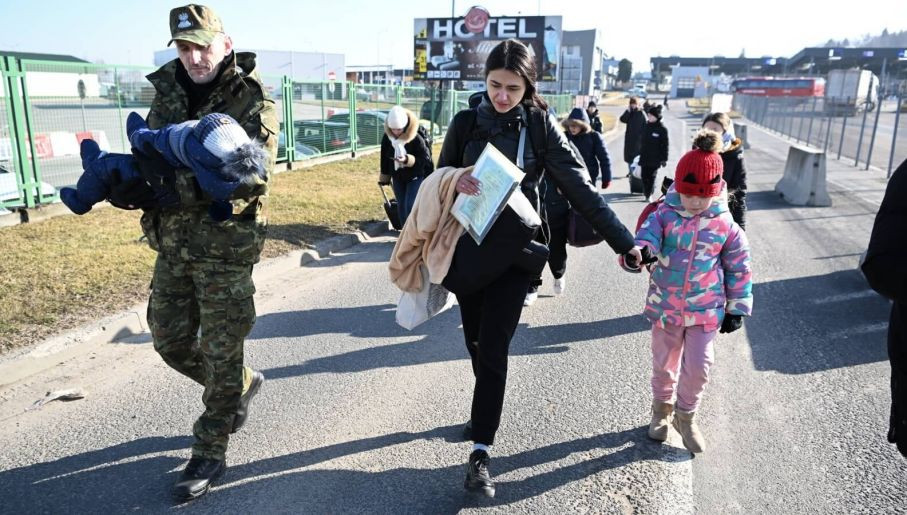 Đến ngày 1/3, quân nhân Nga được lệnh tránh trả đũa dân thường với án lệnh lên đến truy tố hình sự, bất chấp việc những kẻ cực đoan khiêu khích bằng mọi cách có thể. Kể từ ngày 2/3, dường như mệnh lệnh này đã thay đổi, các đơn vị Nga bắt đầu hành động theo nhưng tiêu chuẩn ứng xử trên lãnh thổ đối phương.